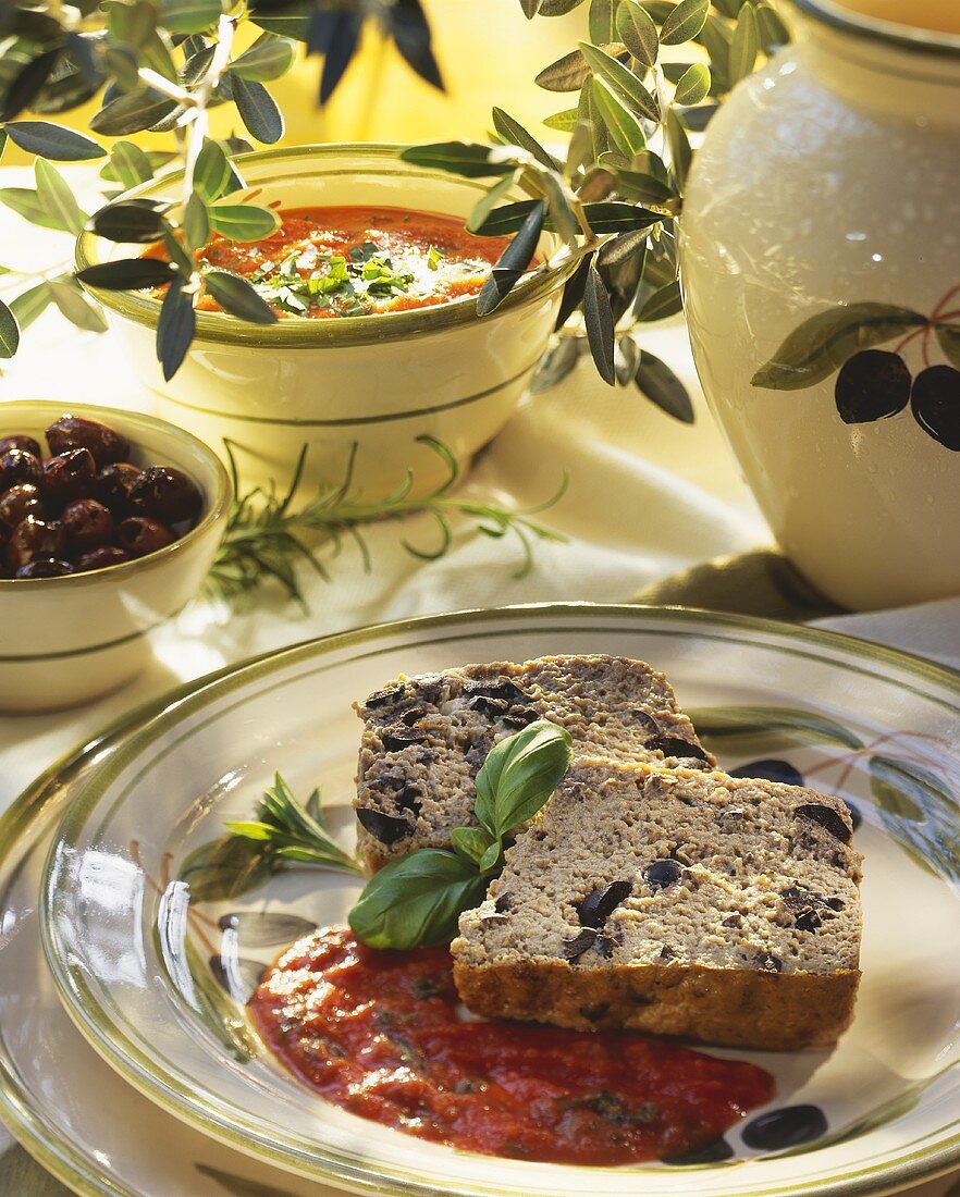 Auberginen-Terrine mit Tomatensauce