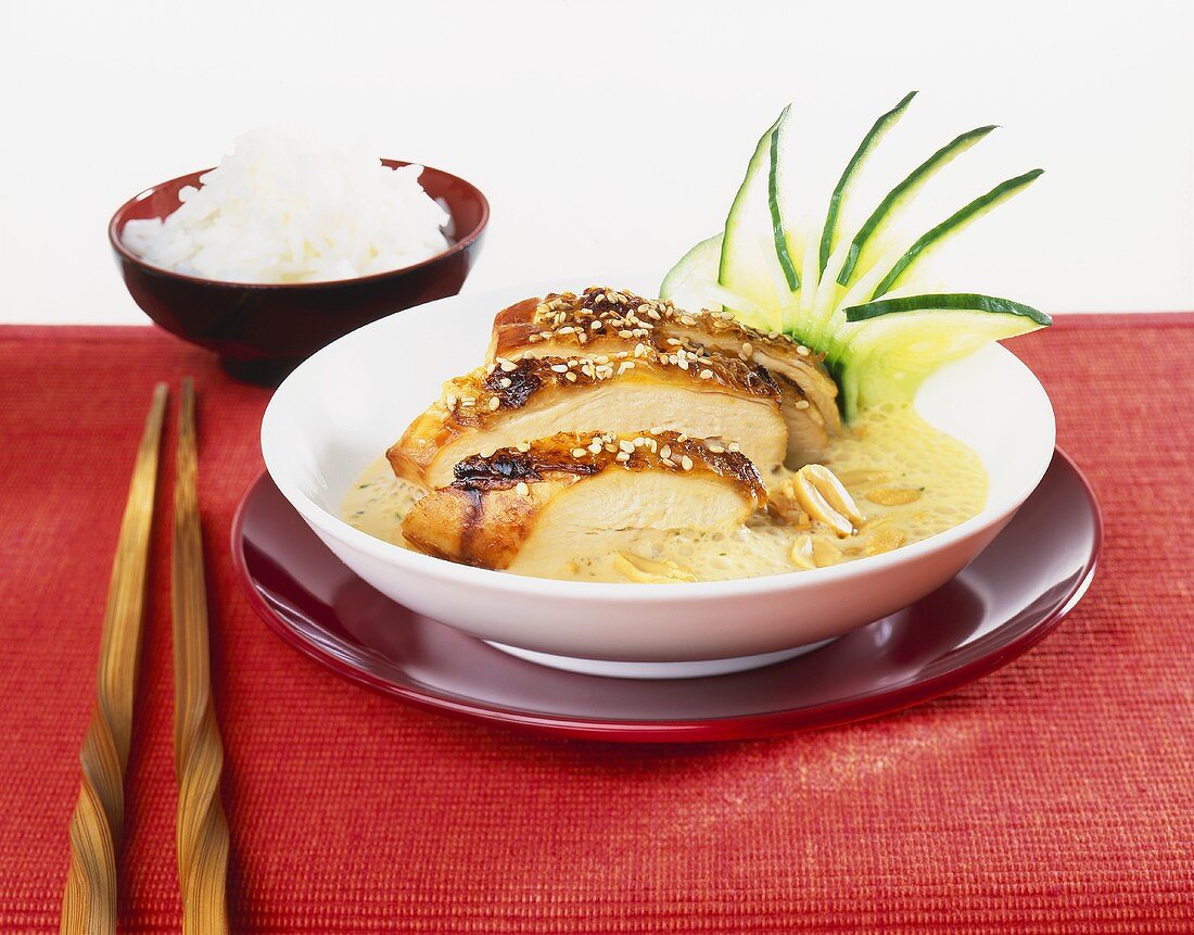 Hähnchenbrust mit Erdnusssauce und Reis