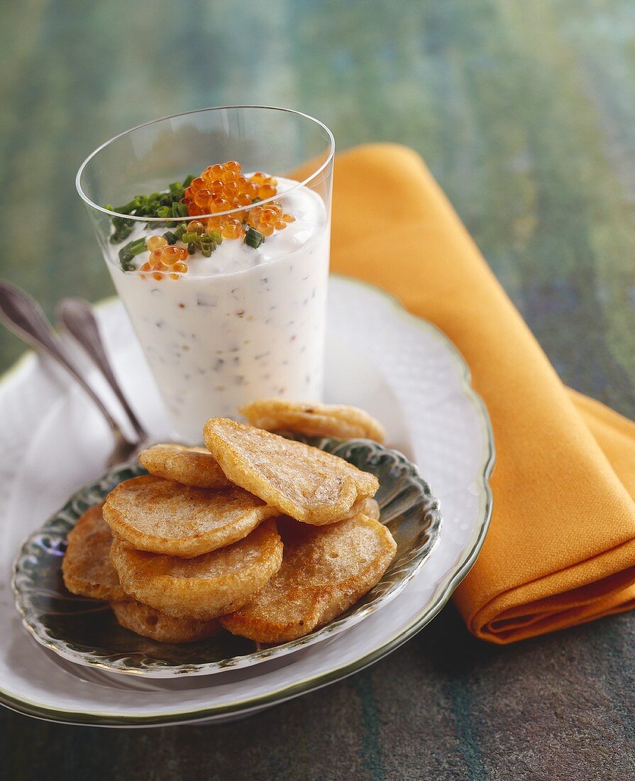 Blinis mit Joghurtsauce und Forellenkaviar