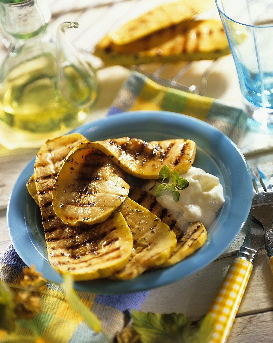 Grilled yellow courgettes with sour cream