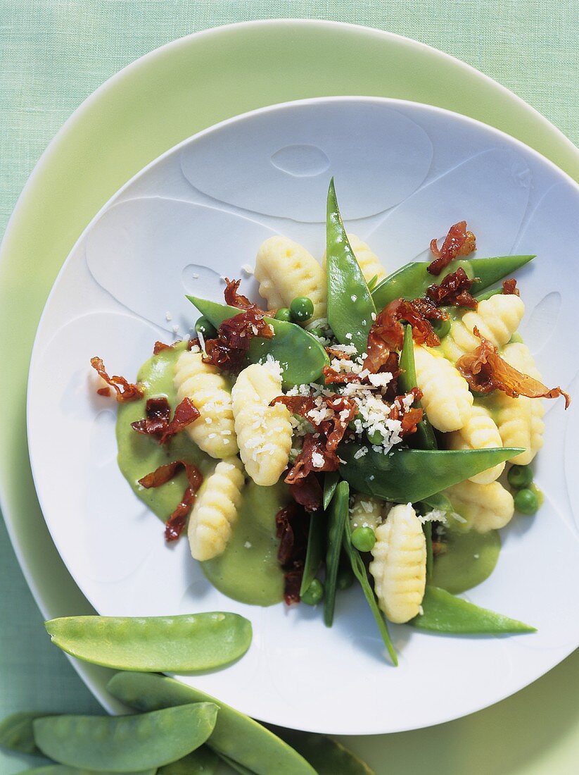 Gnocchi mit Erbsen, Zuckerschoten und Speck