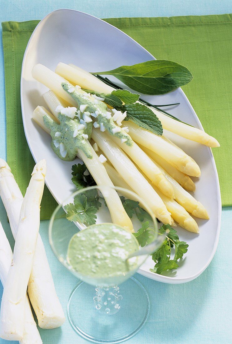 Spargel mit grüner Sauce