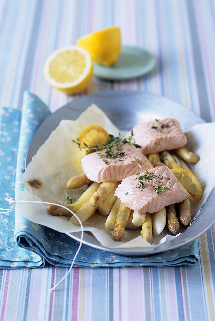 Ofengebackener Spargel mit Lachs