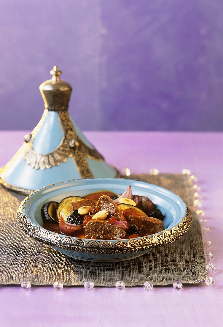 Lamm-Tajine mit Gemüse und Mandeln