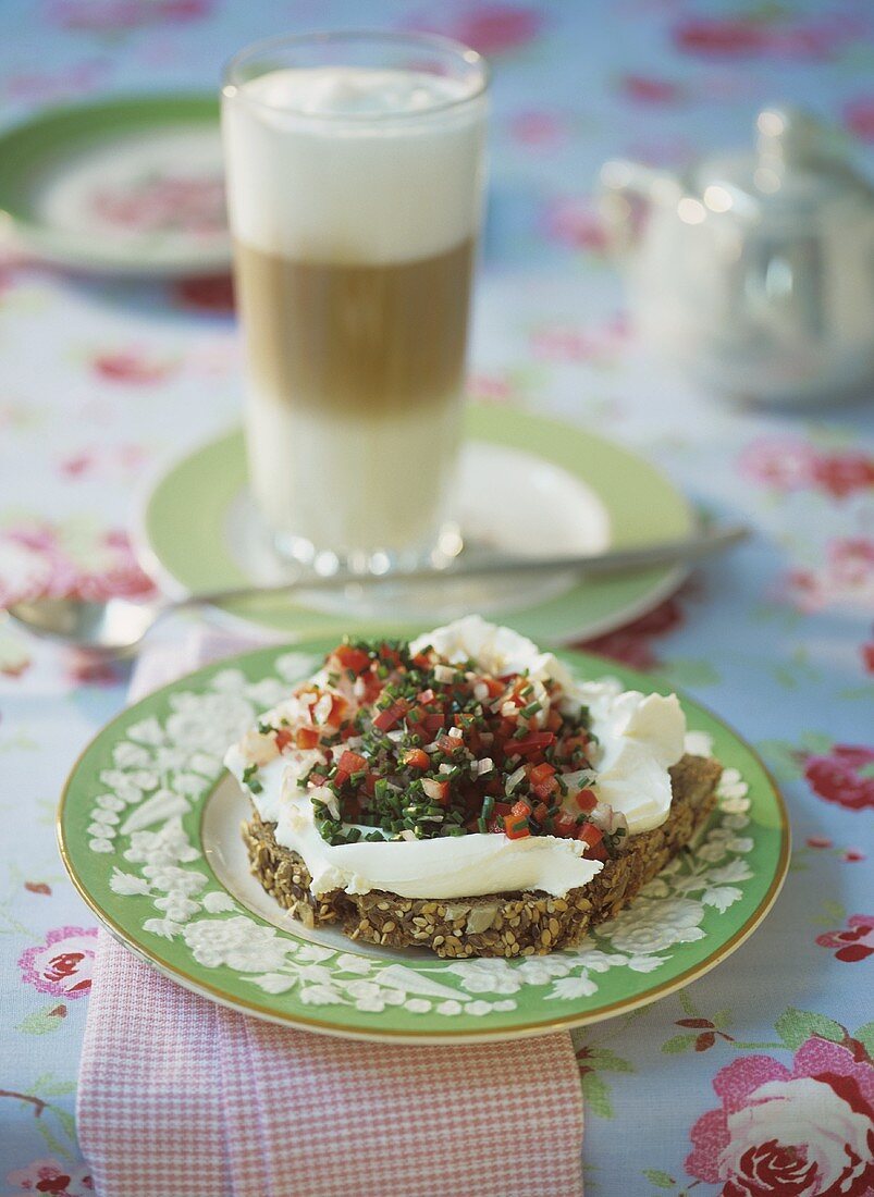 Vollkornbrot mit Frischkäse, Gemüse und Latte Machiato