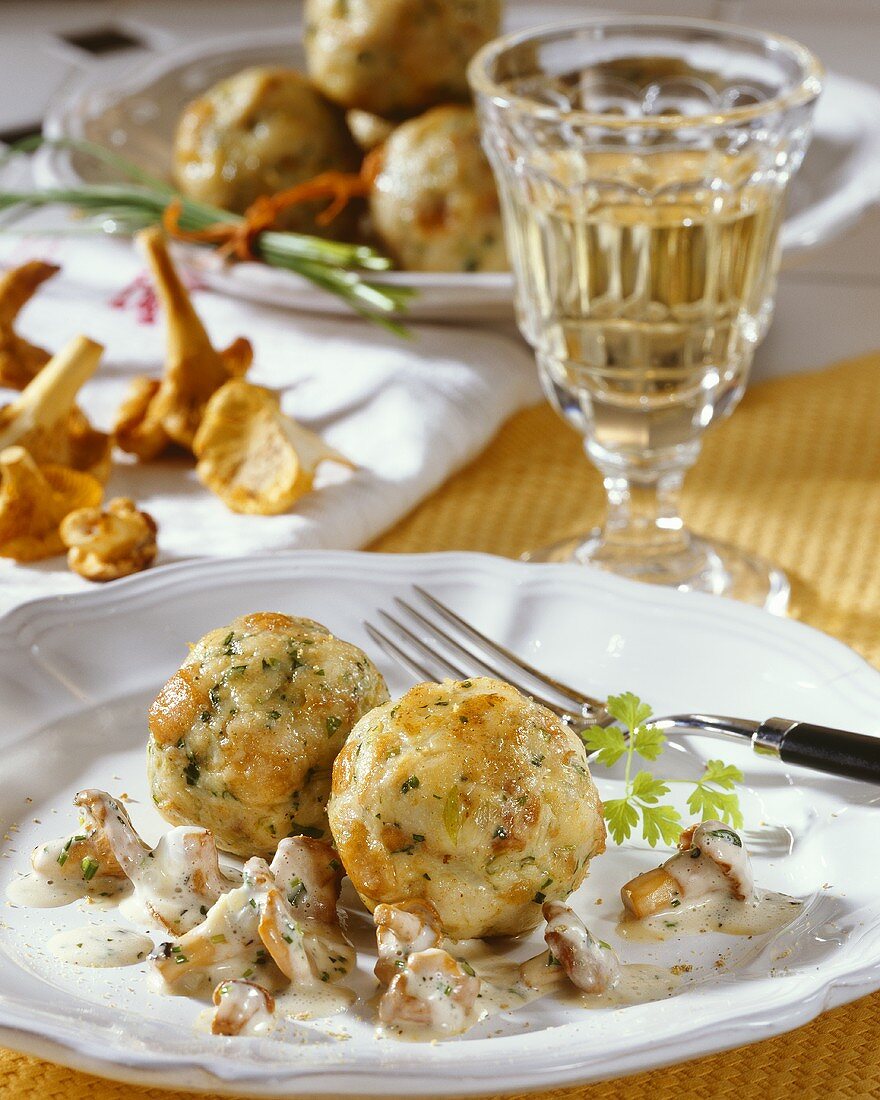Bread dumplings with chanterelles in white wine and cream sauce