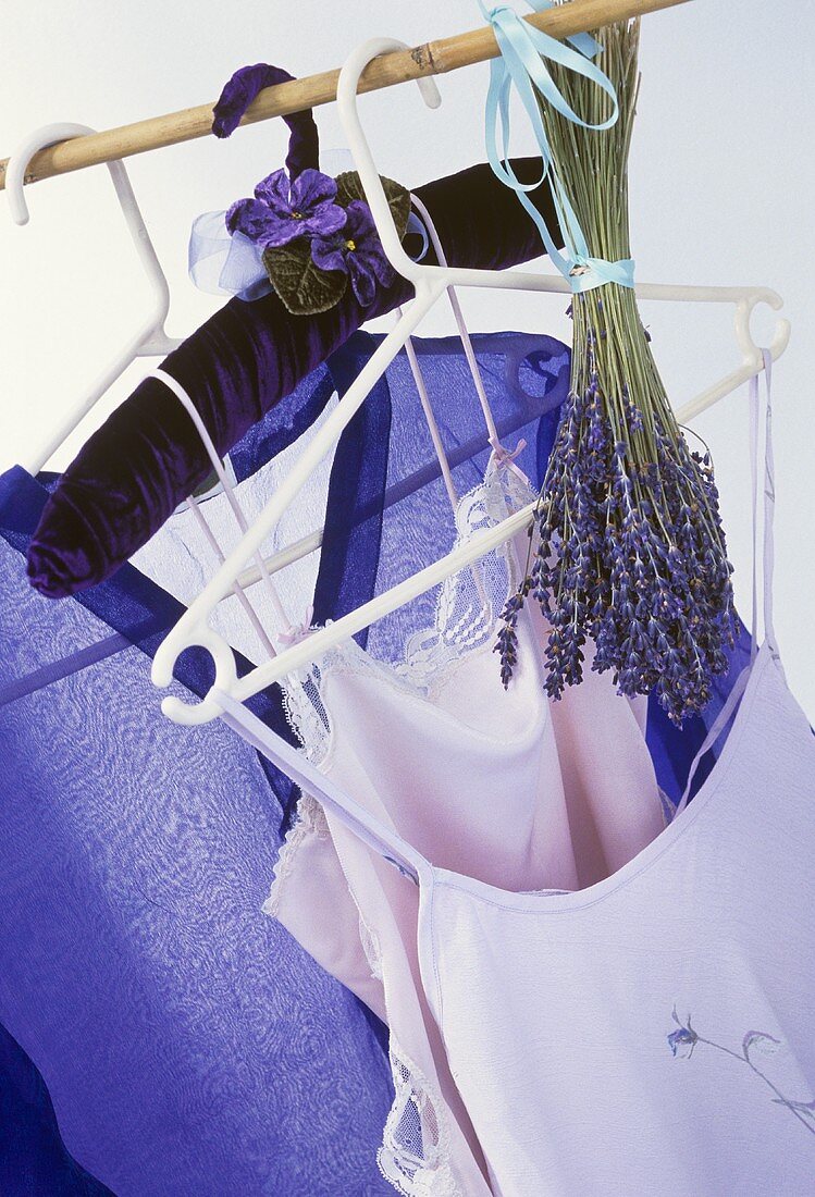 Kleiderschrank mit Lavendelstrauss