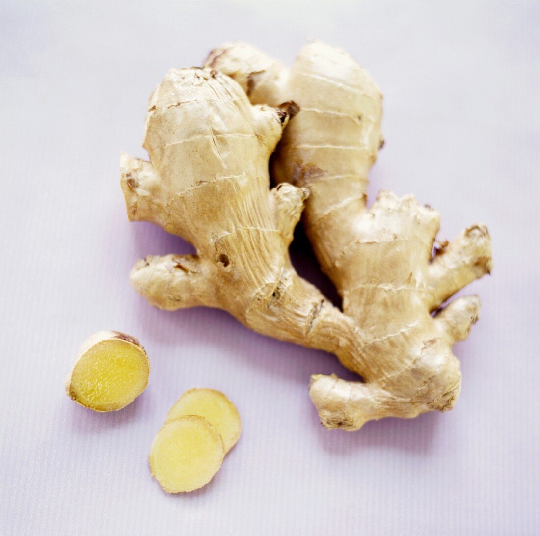 Ginger root, whole and slices