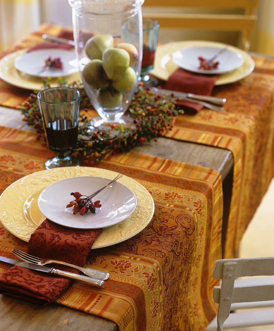 Gedeckter Tisch mit herbstlicher Obstdeko