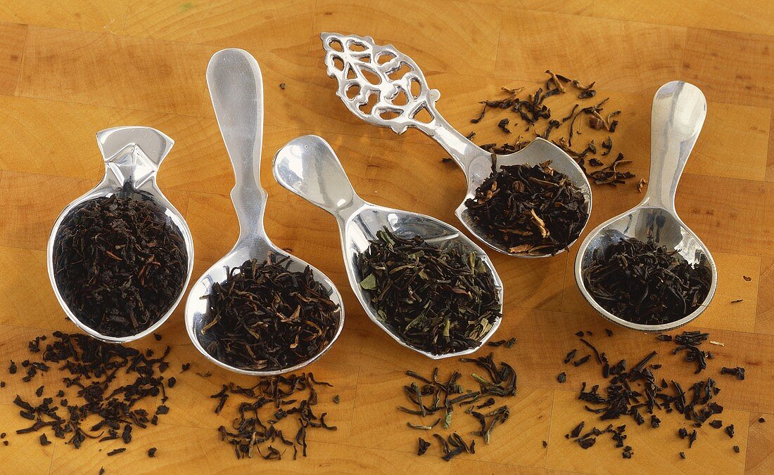 Fünf verschiedene Sorten schwarzer Tee