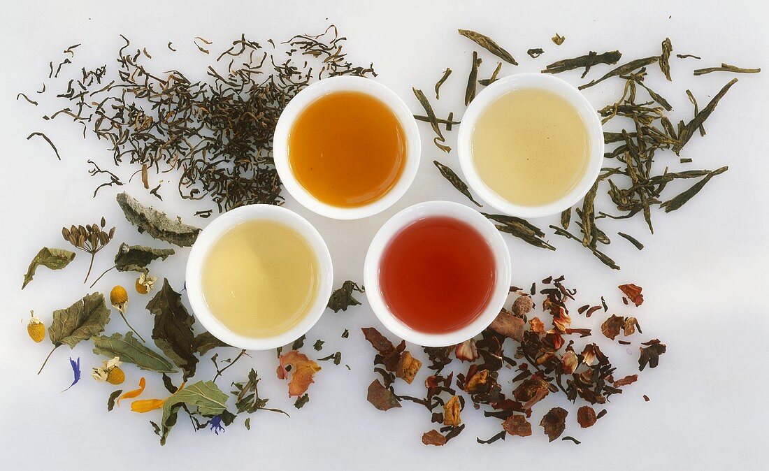 Teestillleben mit vier verschiedenen Teesorten