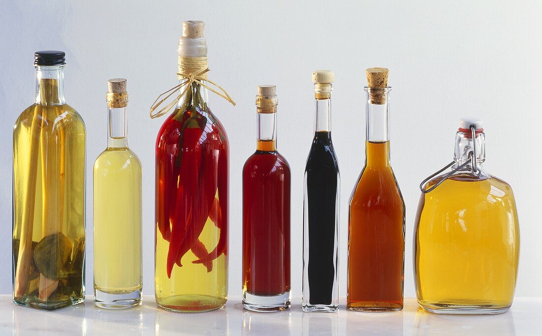 Verschiedene selbstgemachte Essigsorten in Flaschen