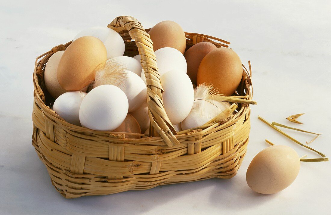 Ein Körbchen mit weissen und braunen Eiern