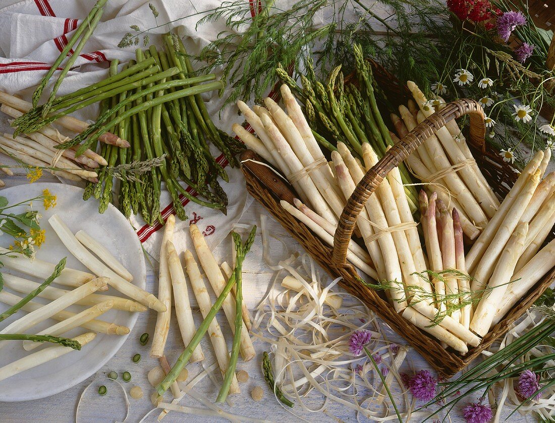 Stillleben: grüner und weisser Spargel