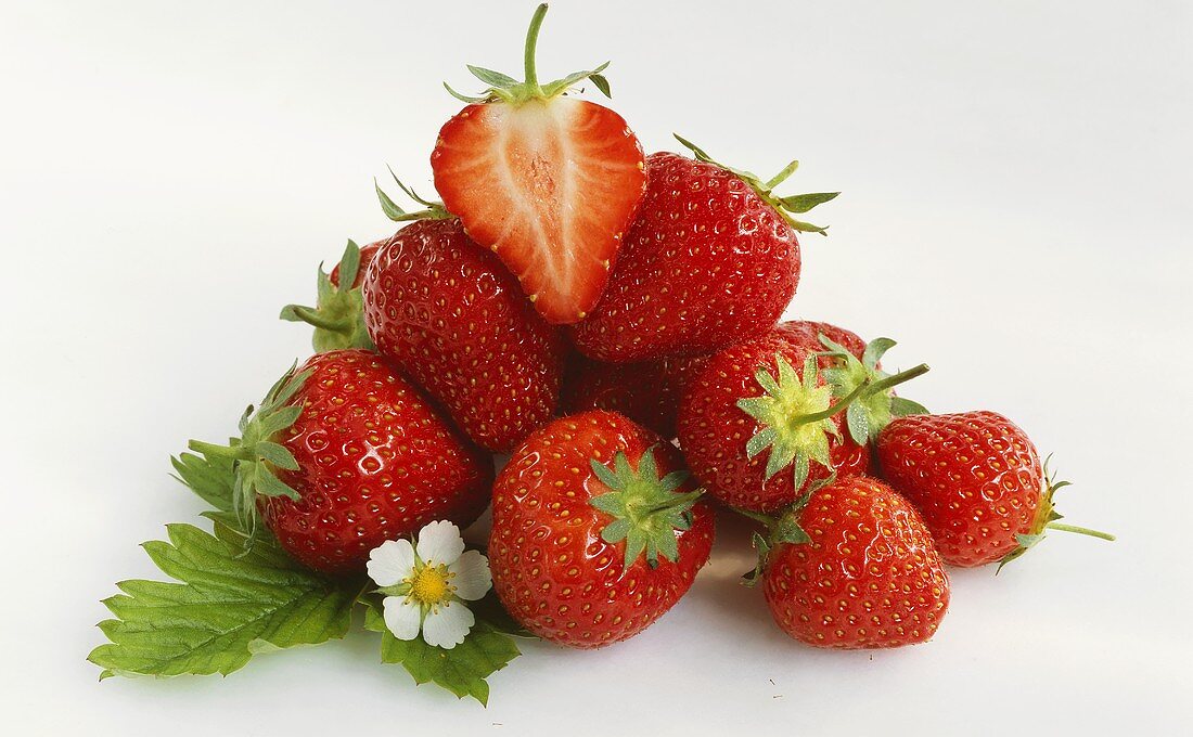 Erdbeeren mit Blättern und Blüte