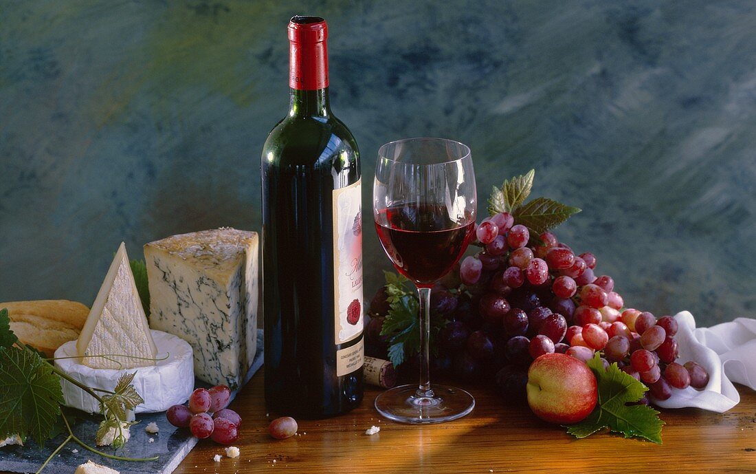 Red wine with cheese and fruit