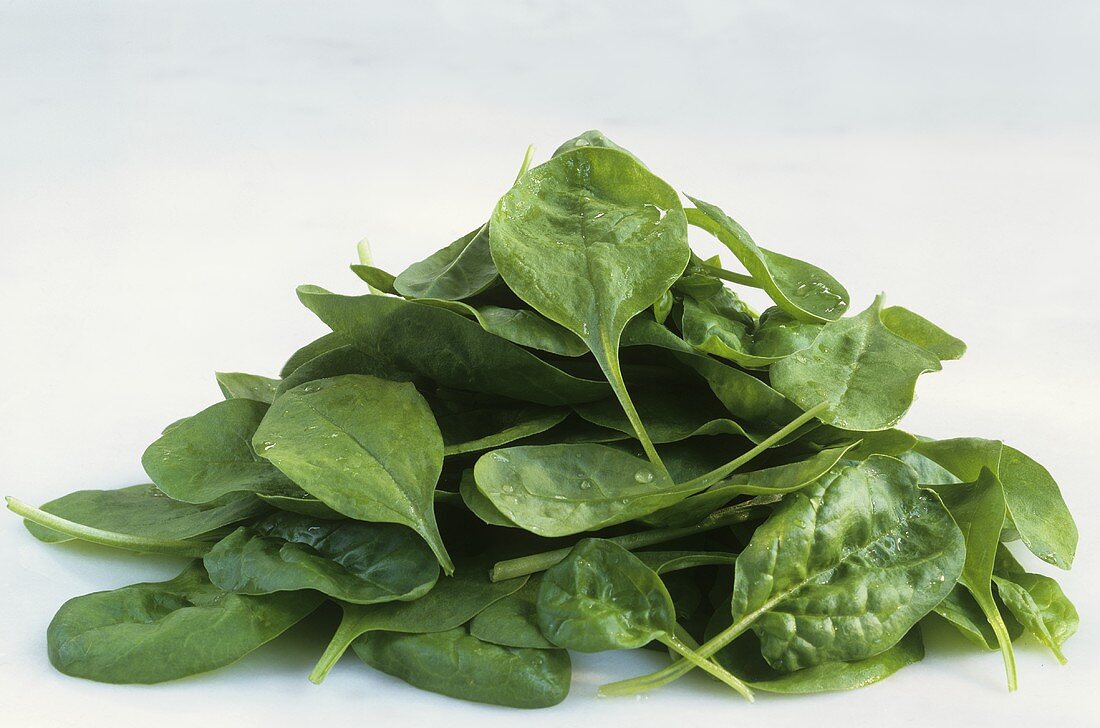 A heap of spinach leaves