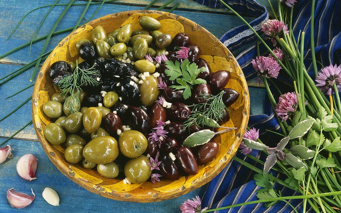 Teller Oliven mit Kräutern und Knoblauch