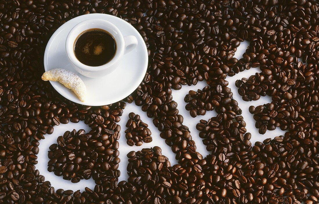 Tasse Espresso und Schriftzug 'Café' in Kaffeebohnen