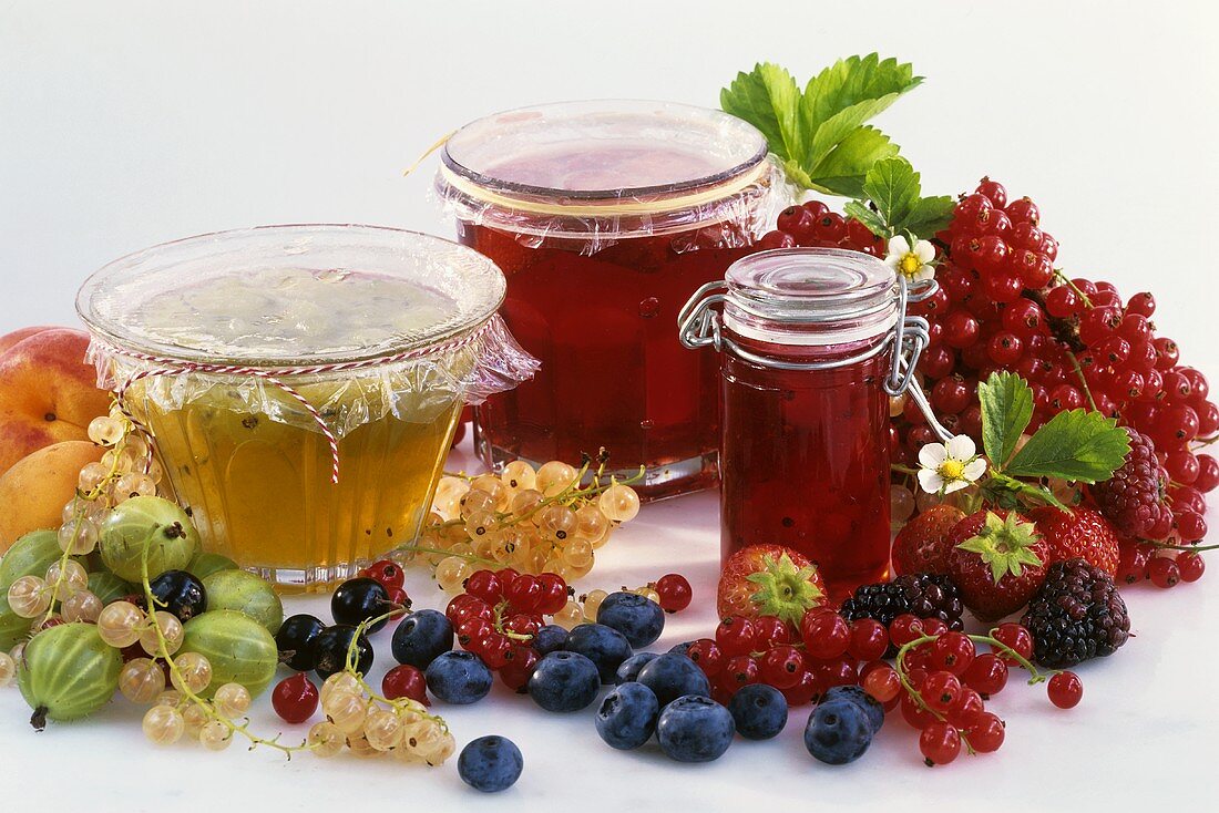 Erdbeer-, Johannisbeer-, Stachelbeerkonfitüre, frische Beeren