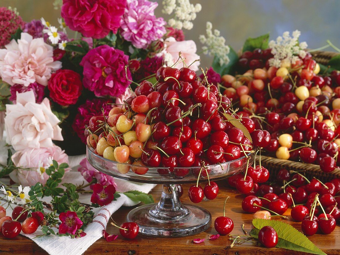 Kirschen auf einer Etagere mit Rosen