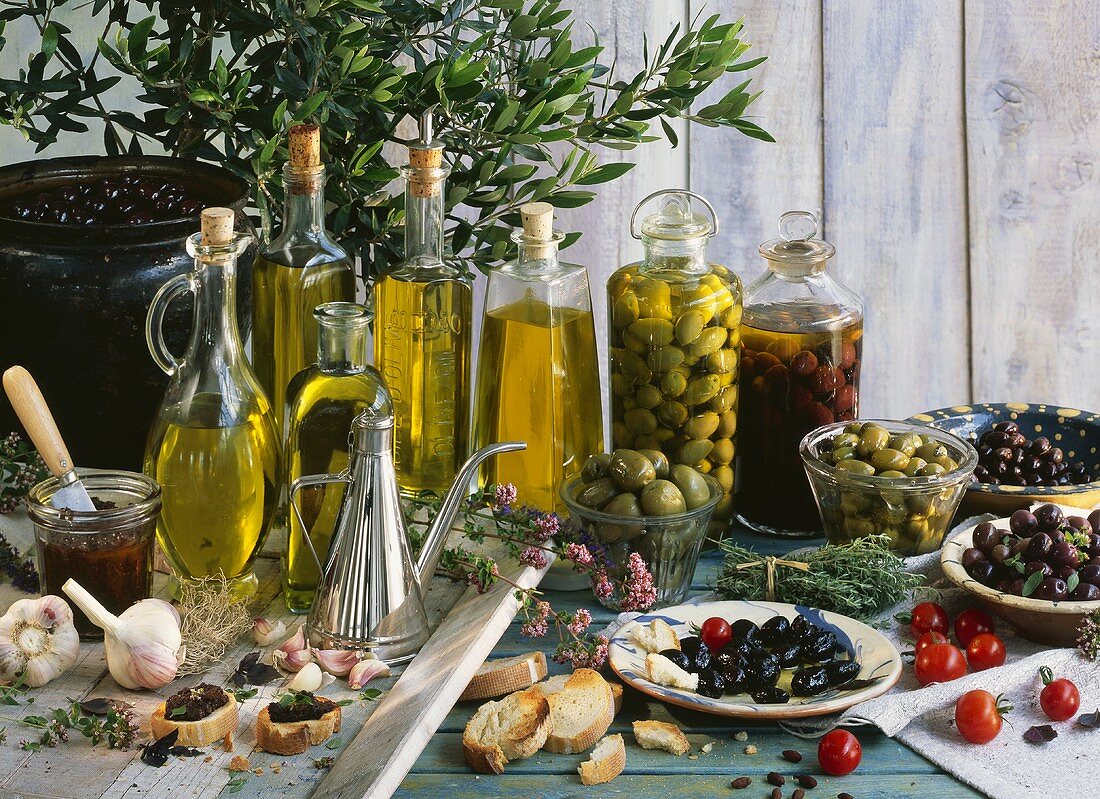 Oliven, Olivenöl, Tapenade, Knoblauch und Kräuter