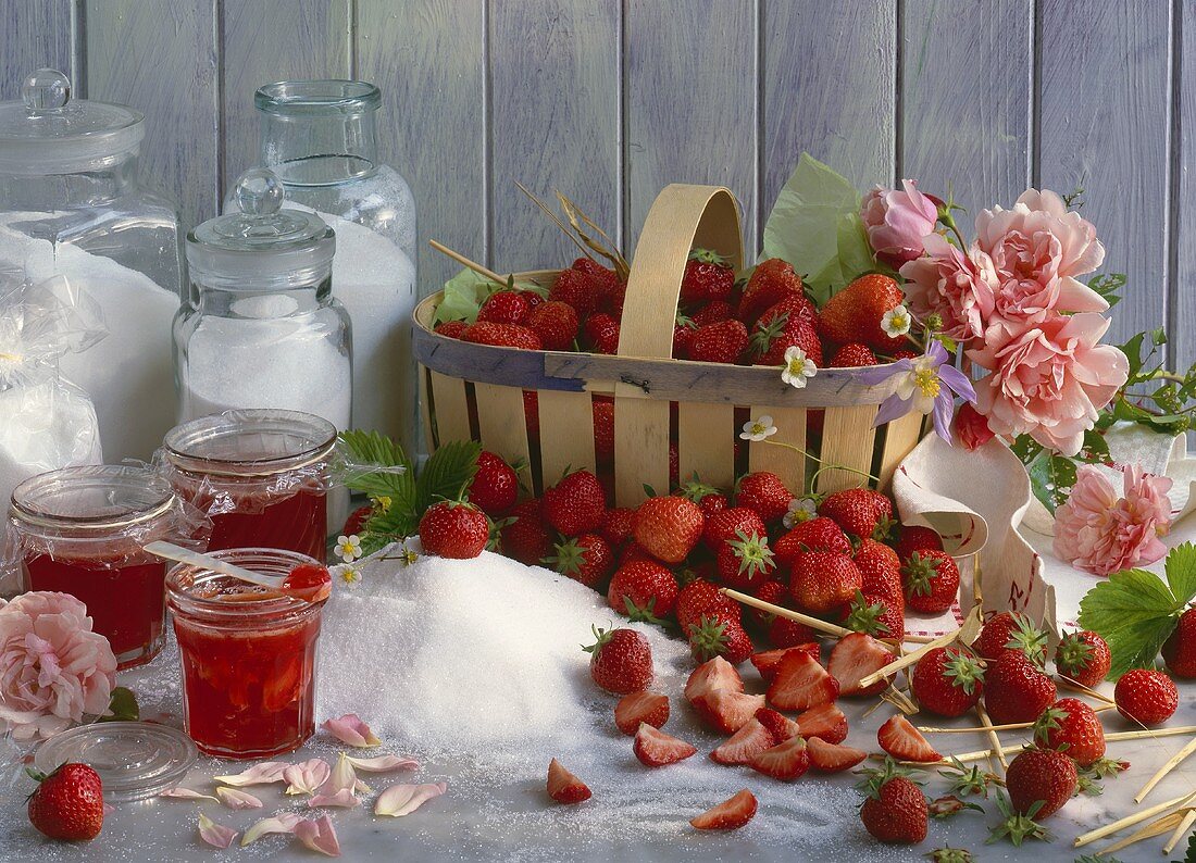 Erdbeergelee mit Rosenblütenblättern mit Zutaten