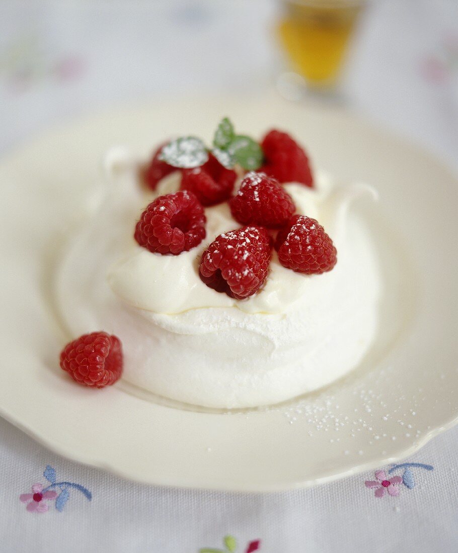 Baiser mit Joghurt und frischen Himbeeren