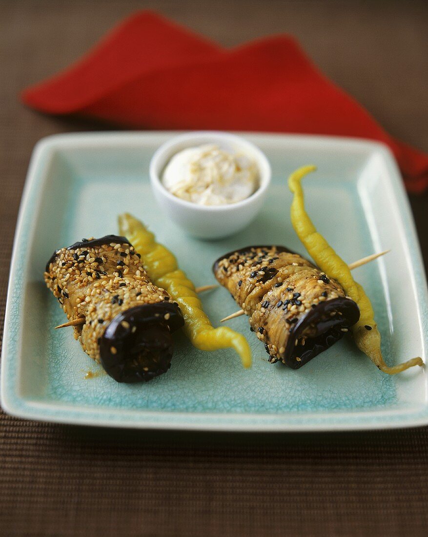 Gebratene Auberginenröllchen mit Sesam