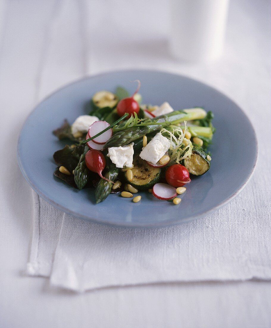 Spargel-Zucchini-Salat mit Radieschen und Feta
