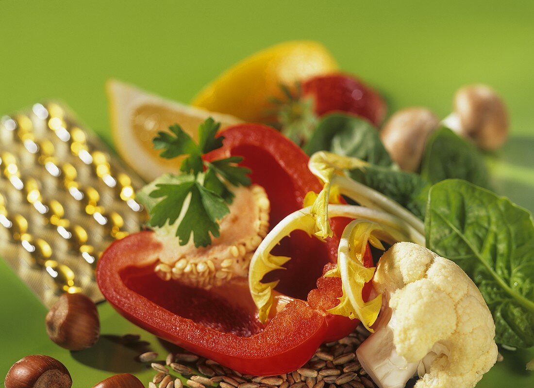 Vitamin-Symbolbild: Vitamintabletten, Gemüse, Nüsse
