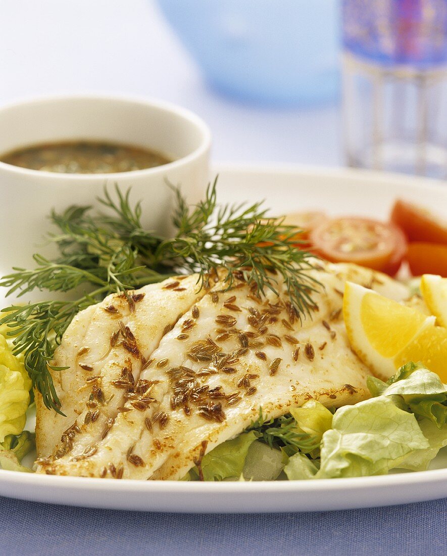 Gebratenes Fischfilet mit Kreuzkümmel und Koriandersauce