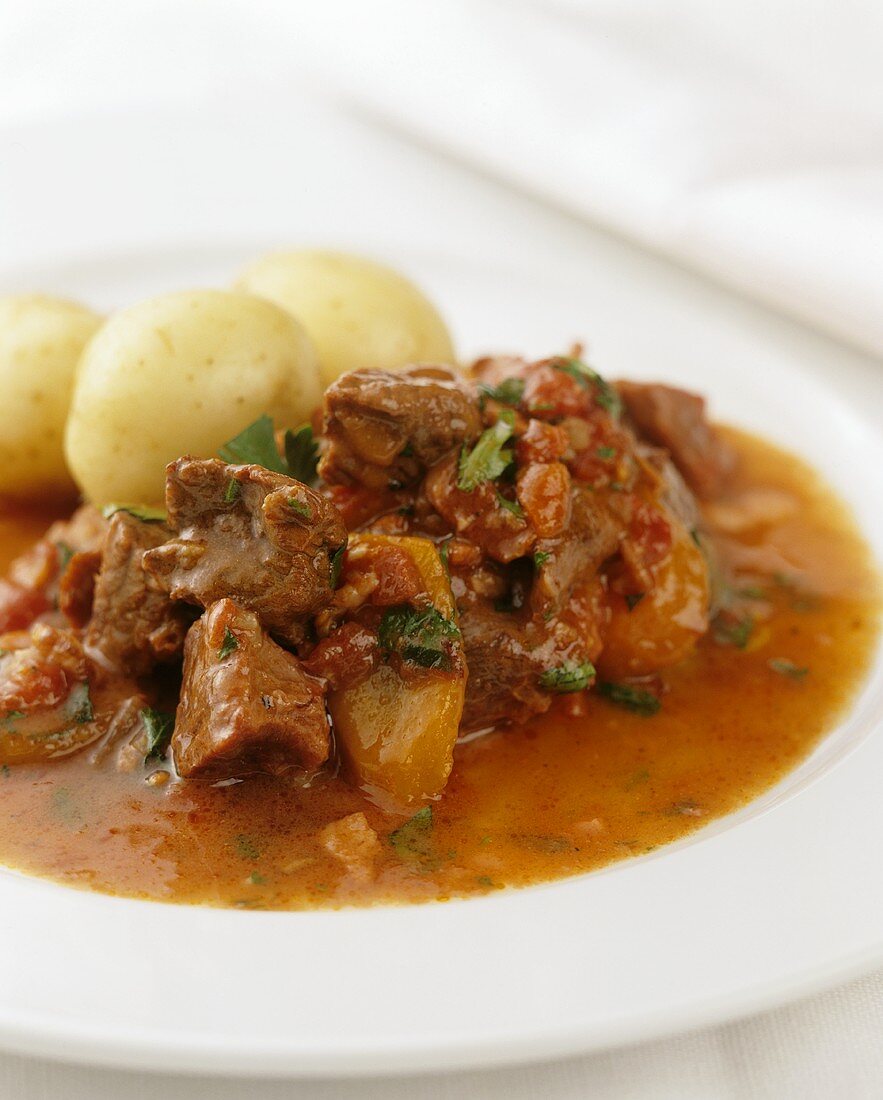 Rindergulasch mit Tomaten und Kartoffeln