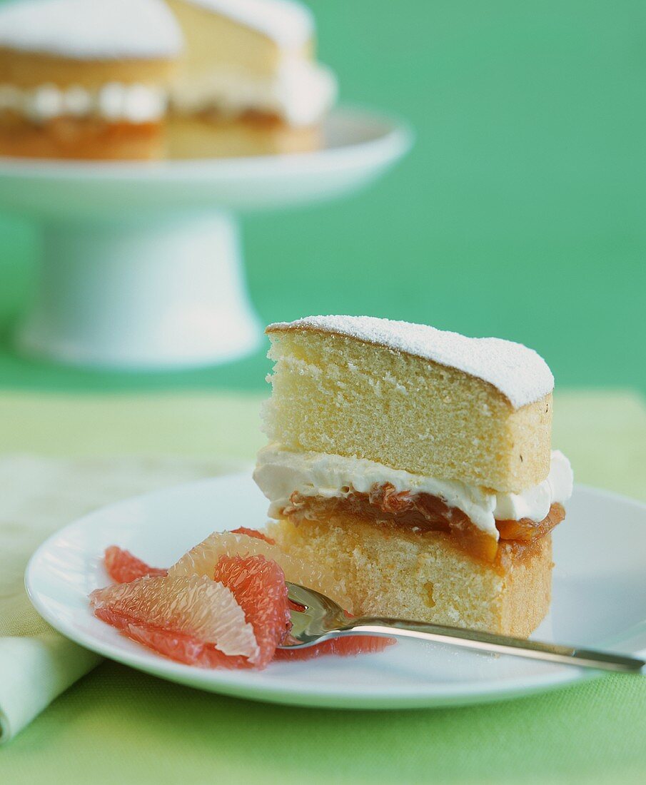 Biskuitkuchen mit Ananas-Grapefruit-Füllung