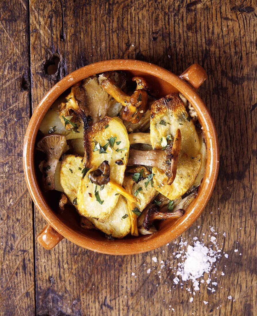 Oven-baked potatoes with chanterelles