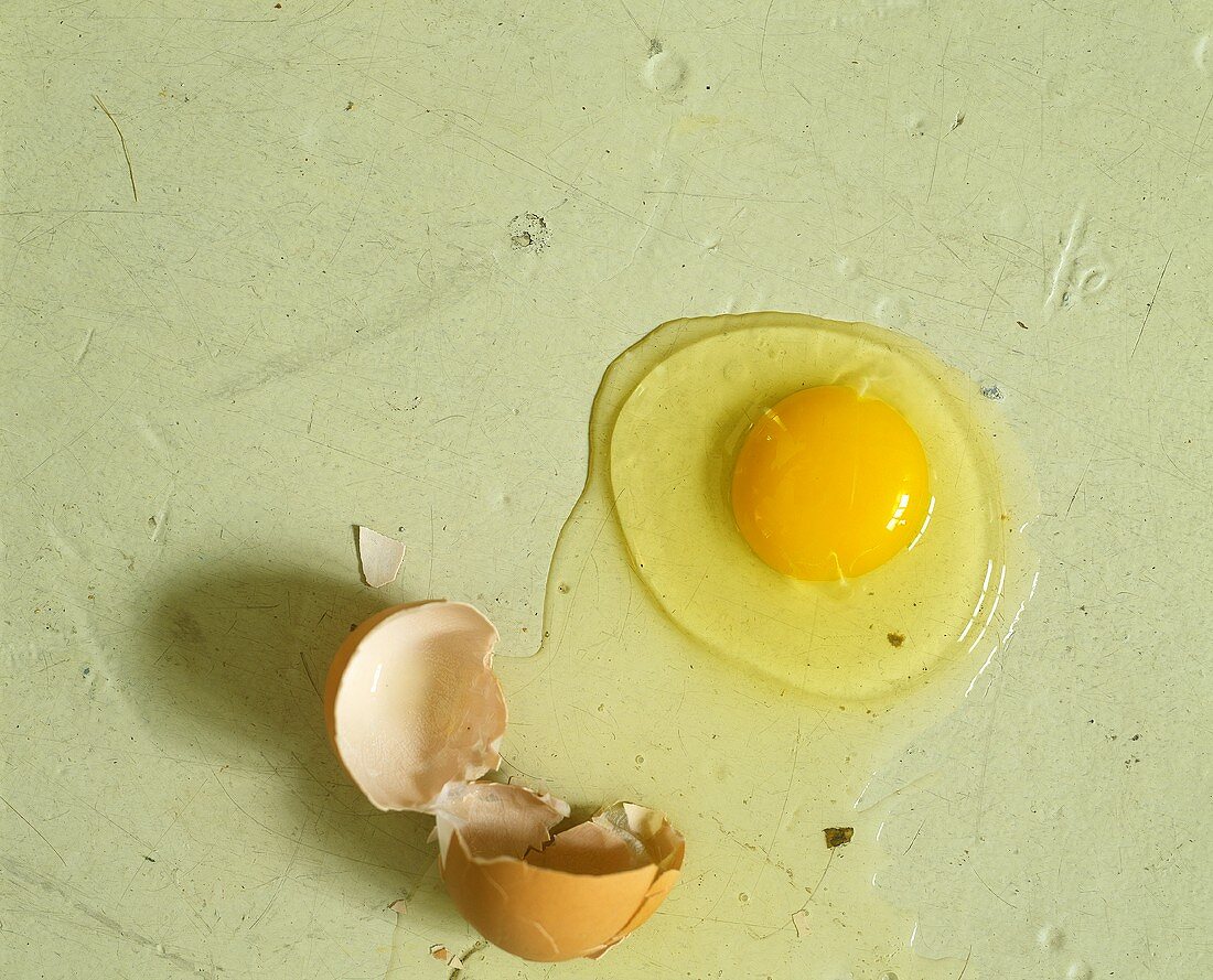 Aufgeschlagenes Ei mit brauner Eierschale