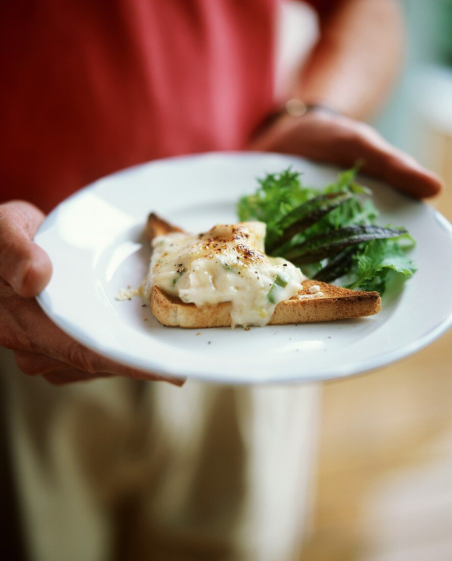 Cheese and leeks on toast with salad leaves