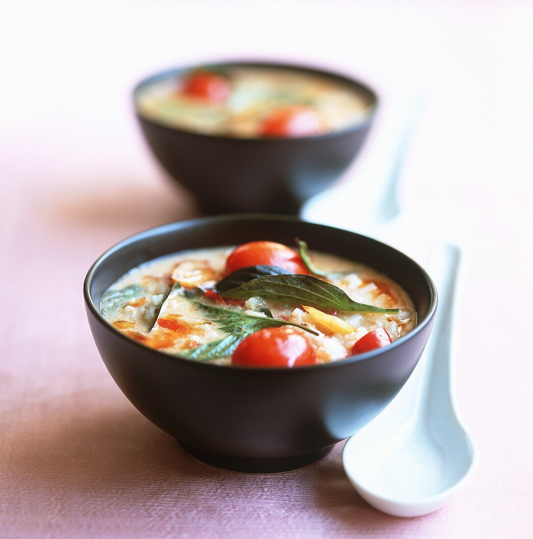 Congee mit Tomaten und Thaibasilikum (Reisbrei, China)