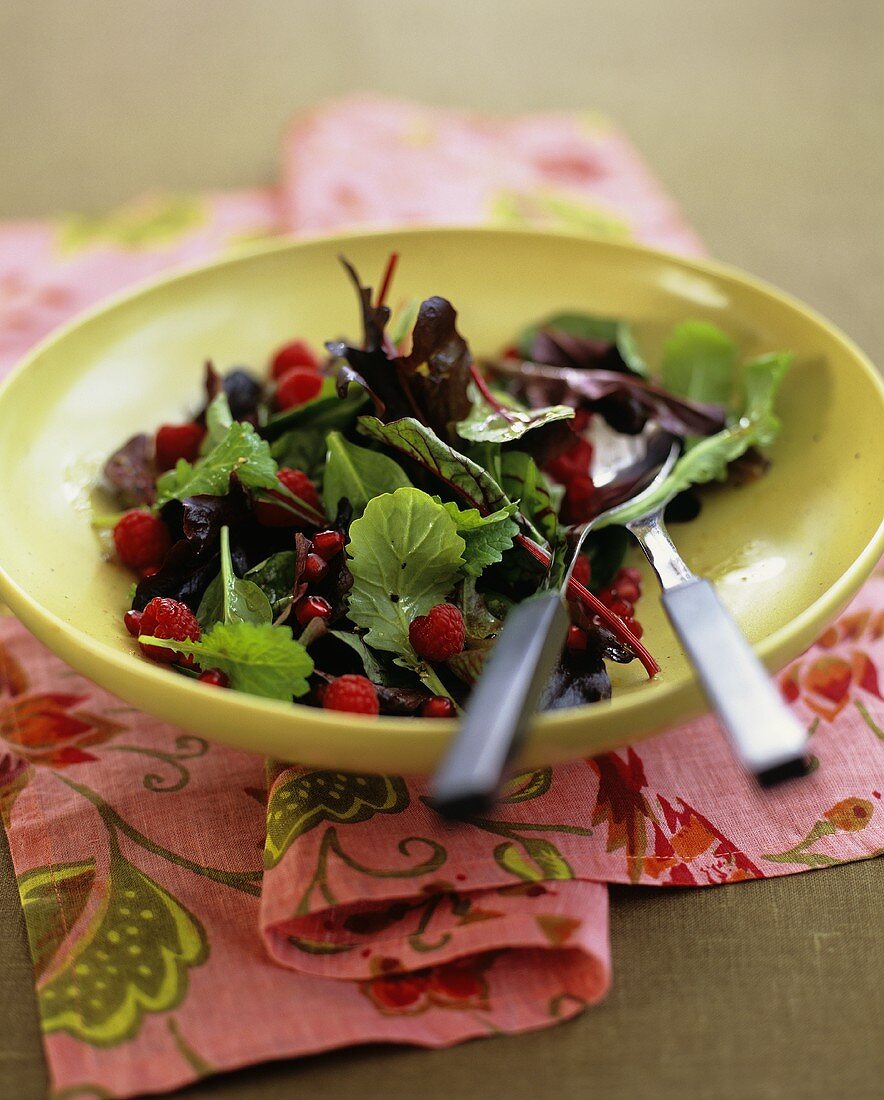 Blattsalat mit Granatapfelkernen und Himbeeren