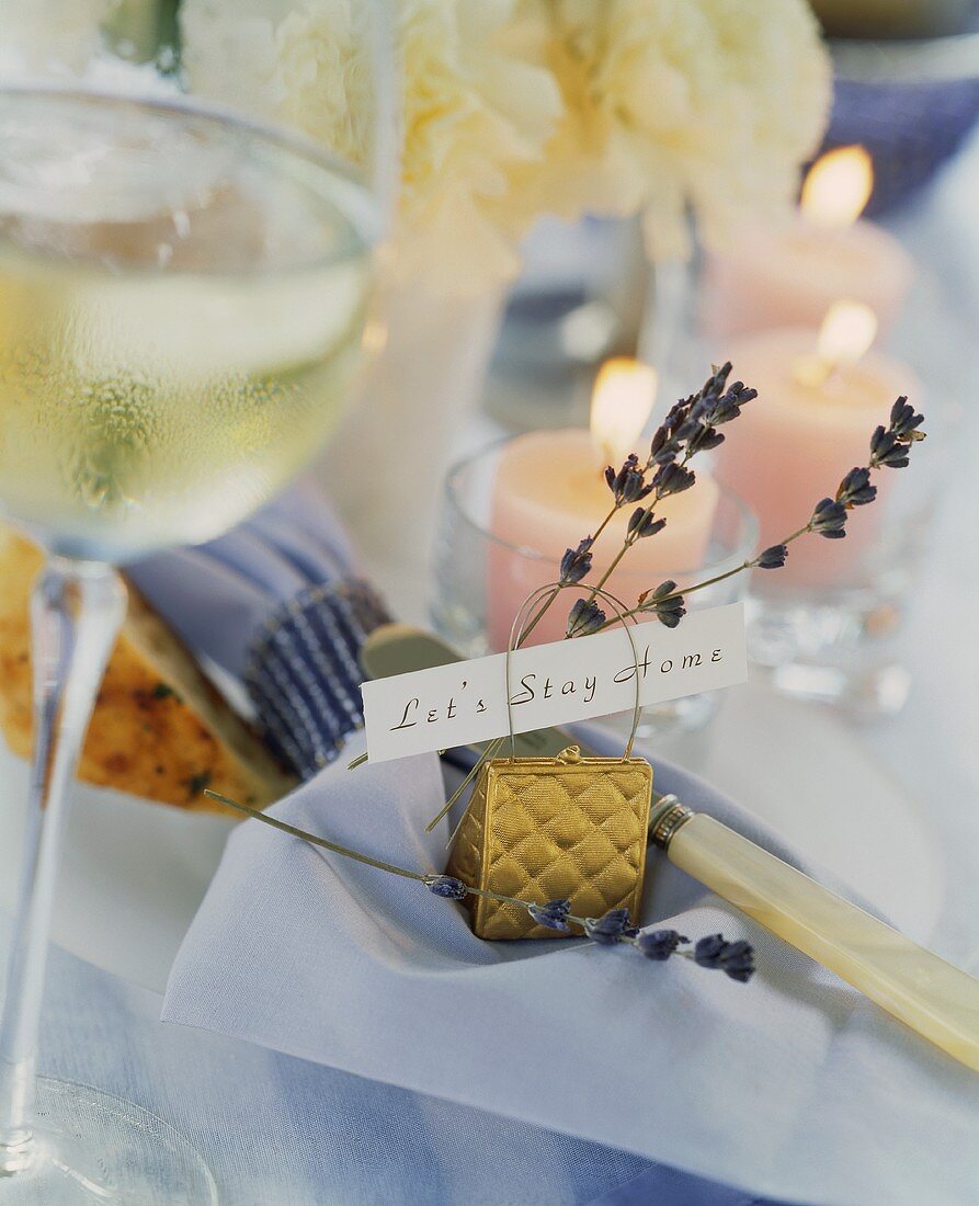 Romantisch gedeckter Tisch mit Windlichten und Champagner
