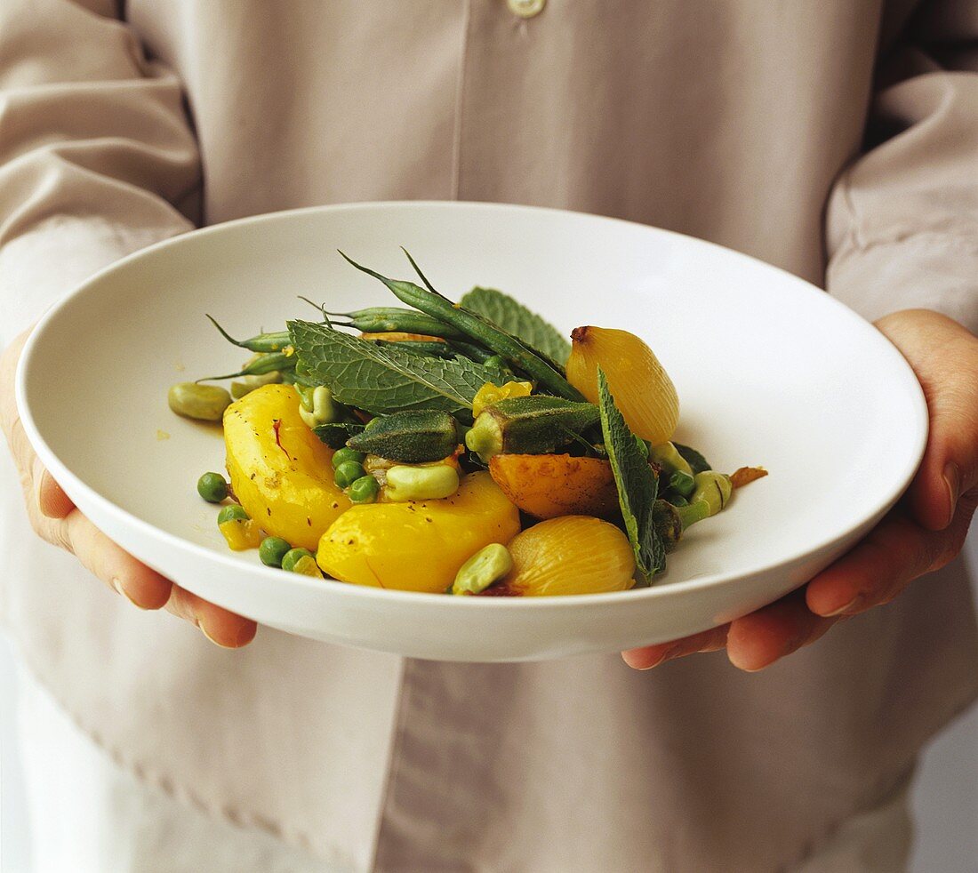 In der Tajine geschmortes Gemüse mit Okraschoten und Minze