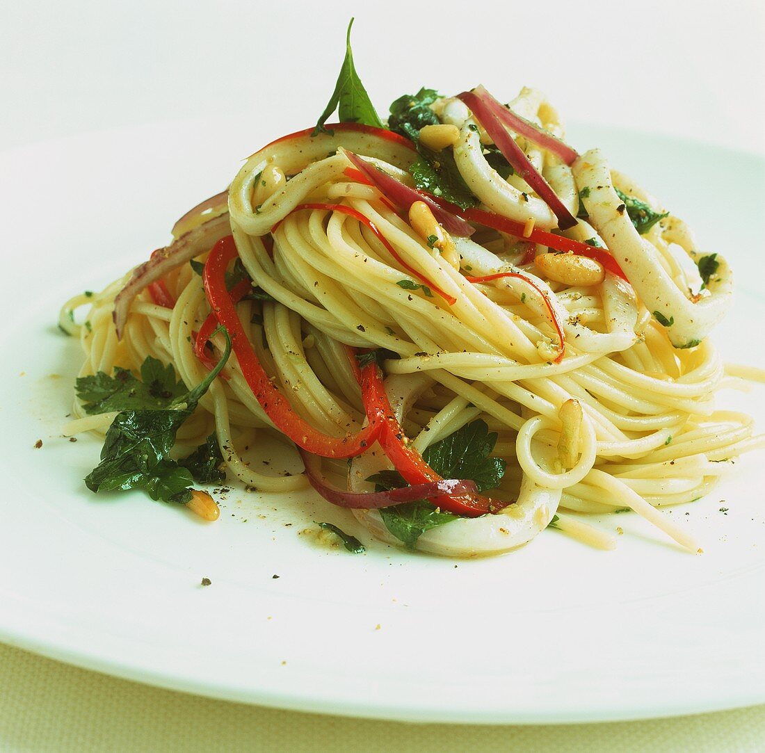 Spaghetti mit Tintenfisch, Pinienkernen, Koriandergrün