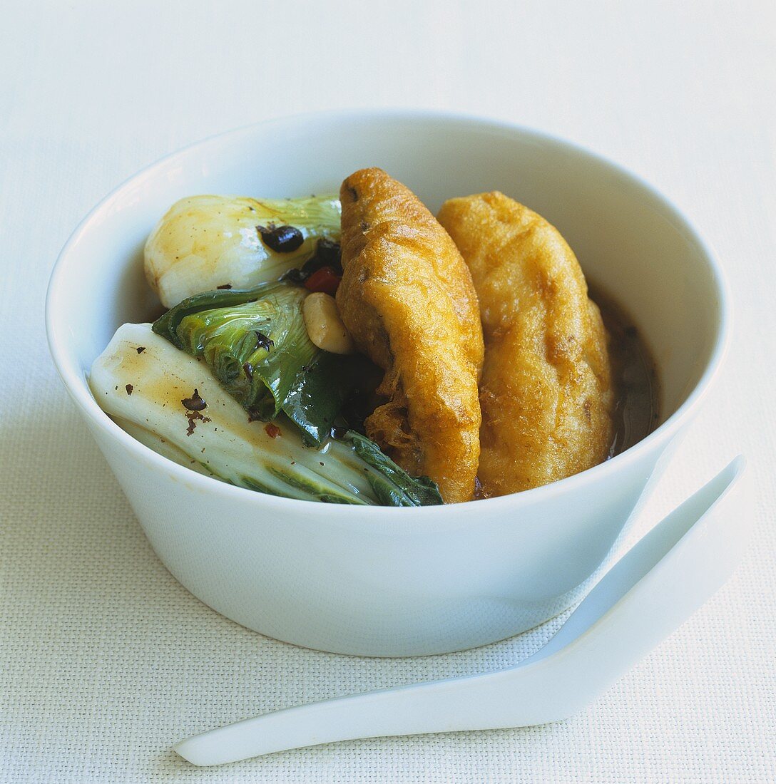 Frittierter Fisch im Backteig mit Pak Choi