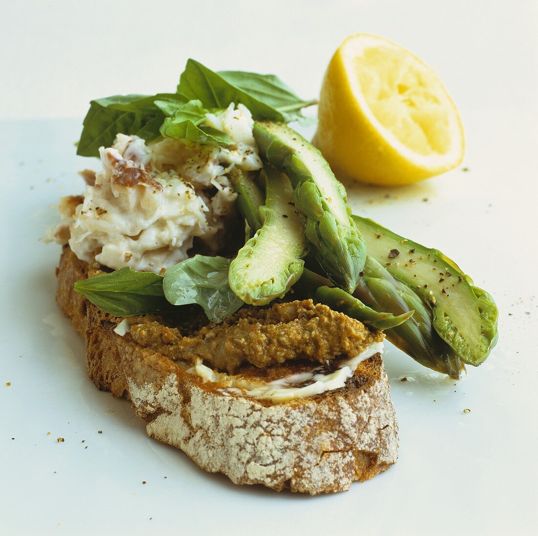 Brot mit Krabbensalat und Spargel