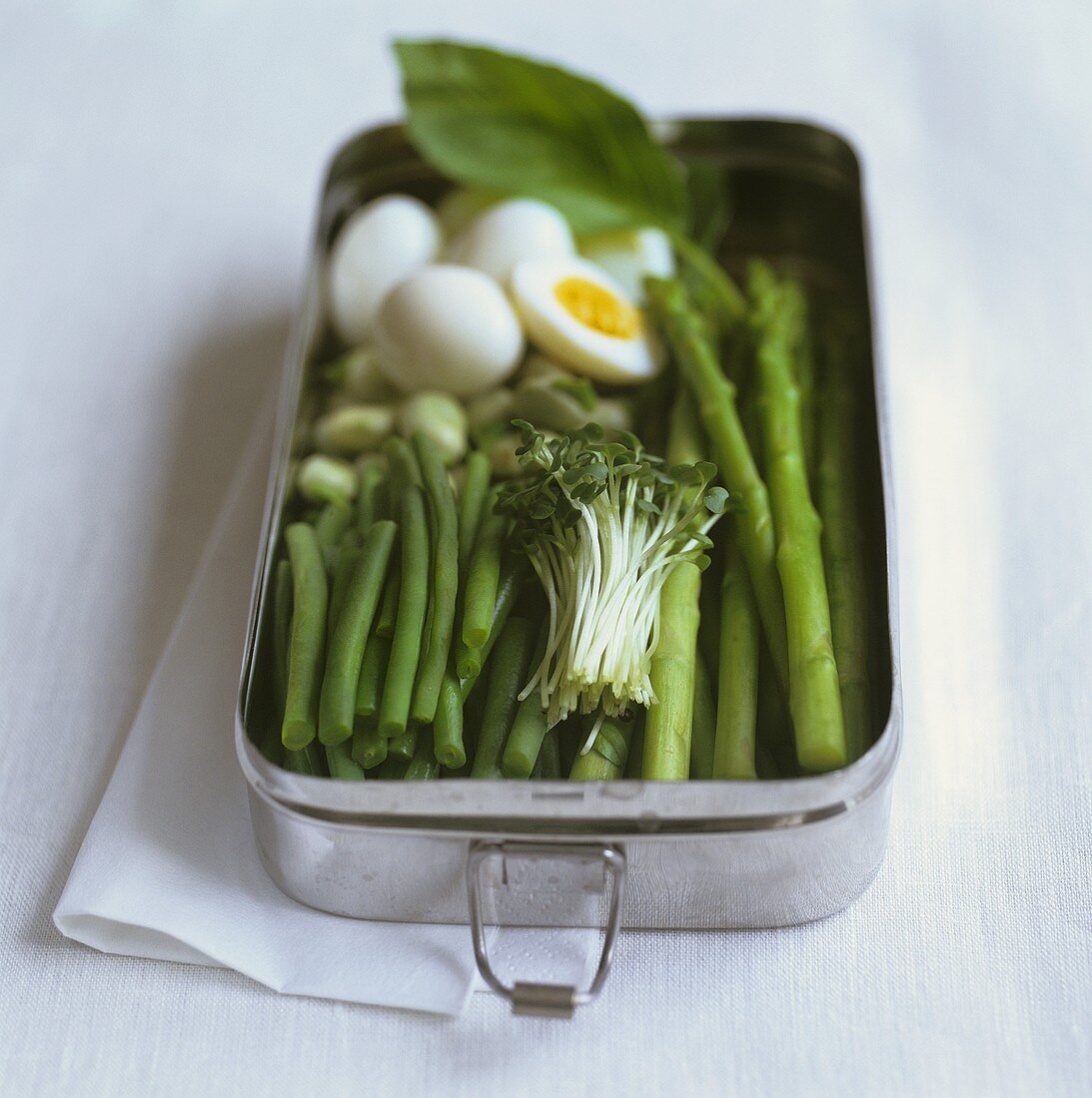 Lunchbox mit Gemüse und Wachteleiern