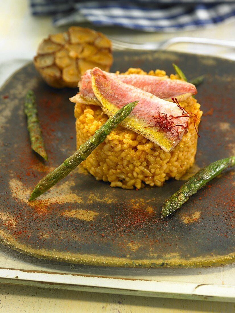 Reis mit Rotbarben, Safran und Spargel (Spanien)
