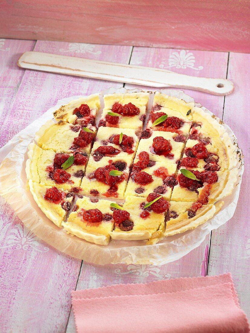 Raspberry tart with cream cheese