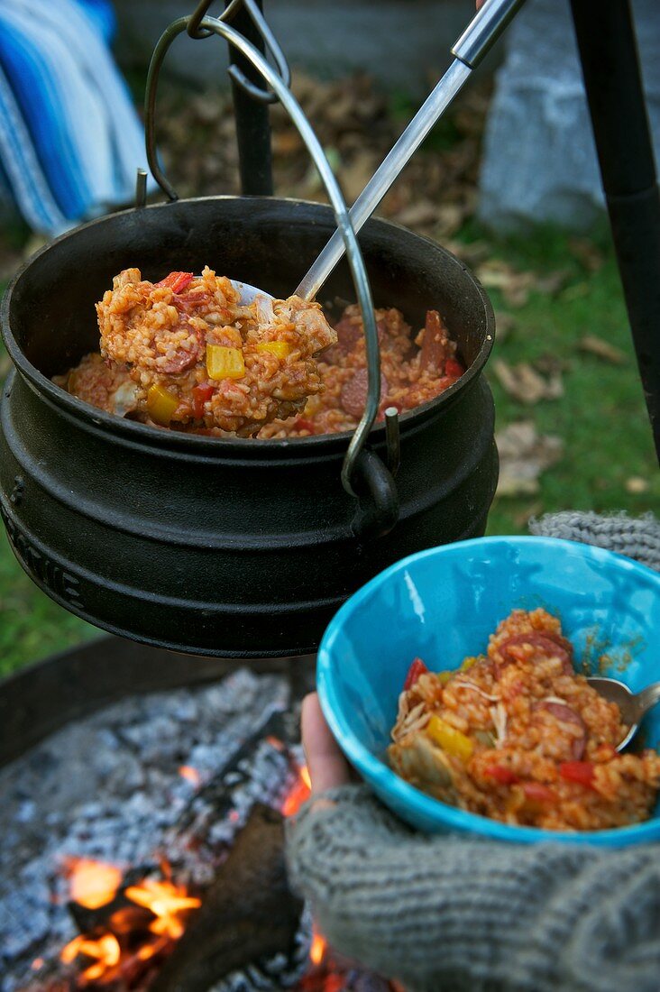 Reiseintopf mit Hähnchen und Würstchen ausgeben