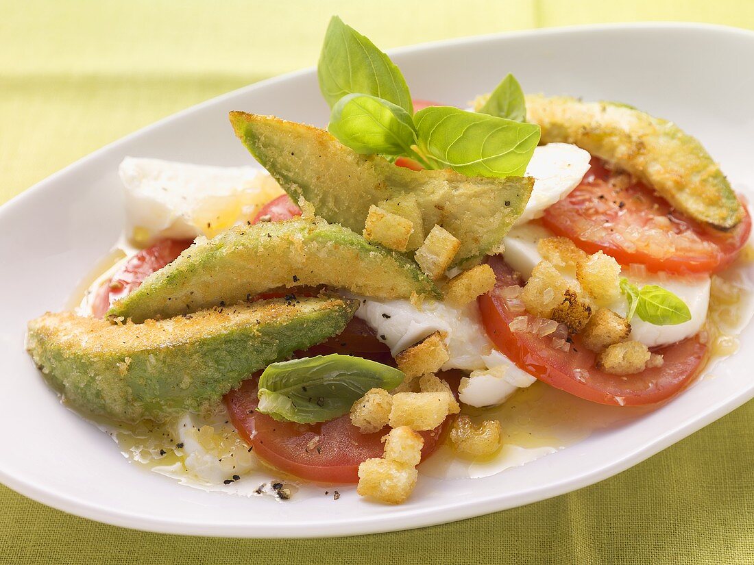 Tomaten-Mozzarella-Salat mit gebratener Avocado