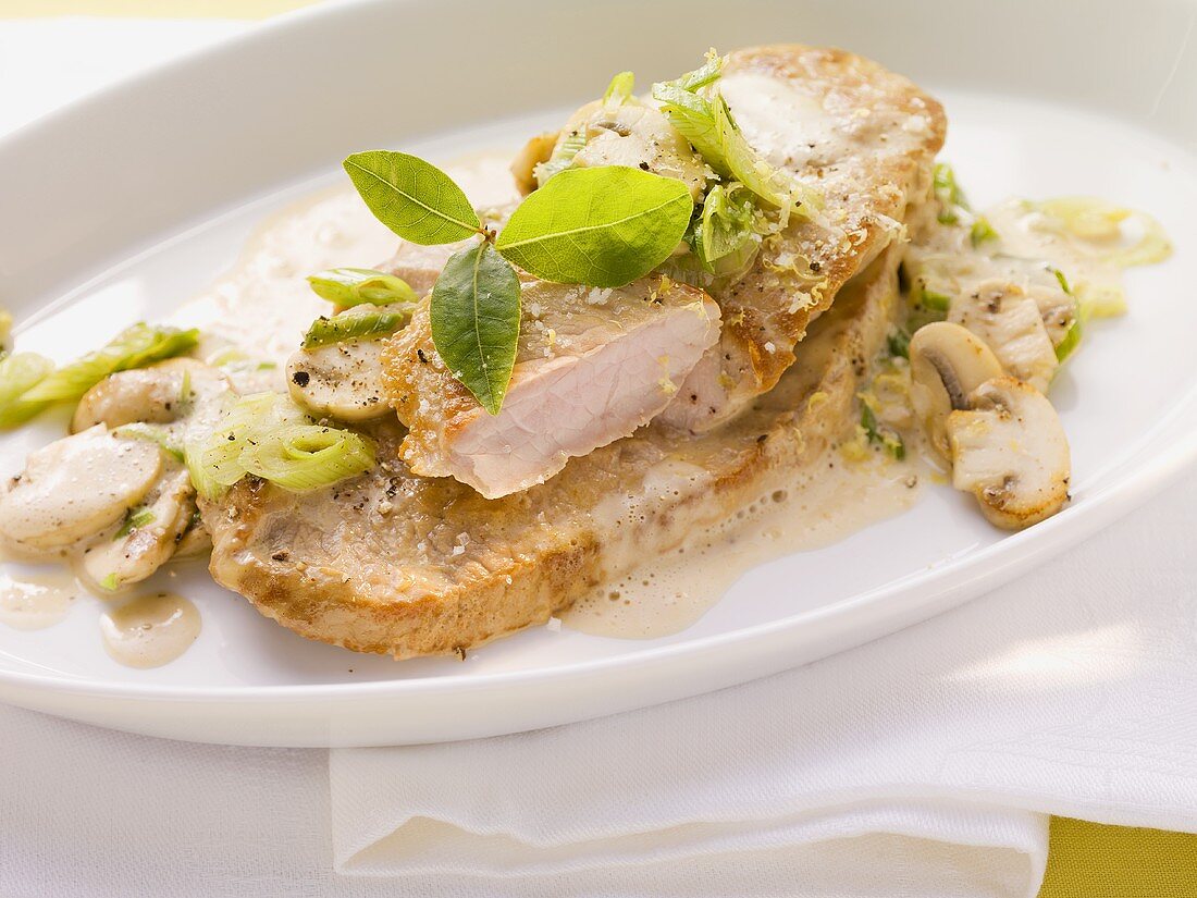 Kalbsschnitzel mit Rahmchampignons und Frühlingszwiebeln